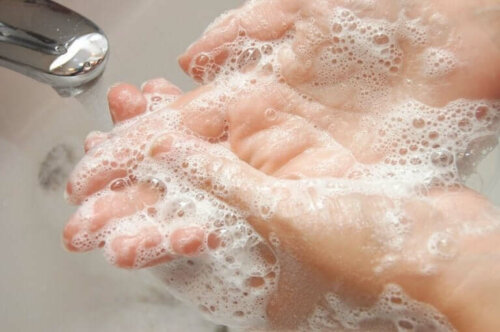 su ve sabunla el yıkamak en iyi dezenfekte yöntemidir