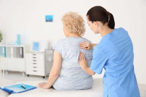 yaşlı hasta sırt doktor muayene