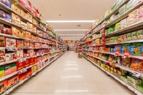 Bir marketteki abur cubur reyonu.