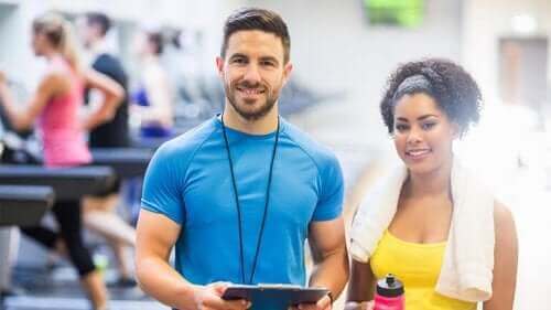 Bir atlet ve bir antrenör.