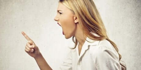 Bağıran bir kadın