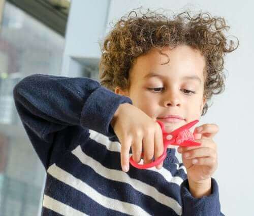 El işi aktiviteleri yapan bir çocuk.