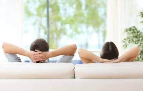 koltuklarında rahat rahat oturan çift