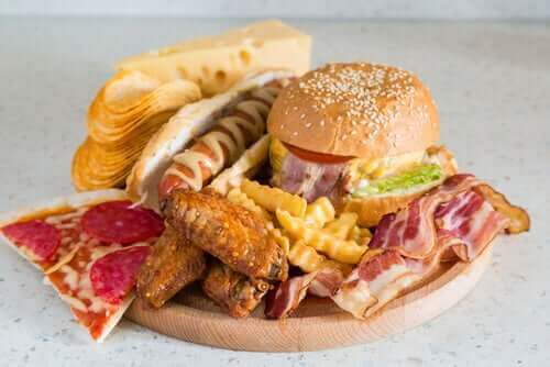 hamburger, sosisli, patates kızartması vs olan fast food tabağı