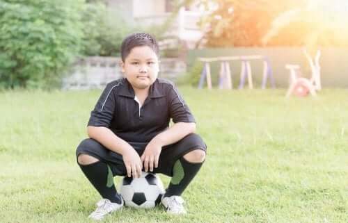 Futbol oynayan bir oğlan çocuğu.