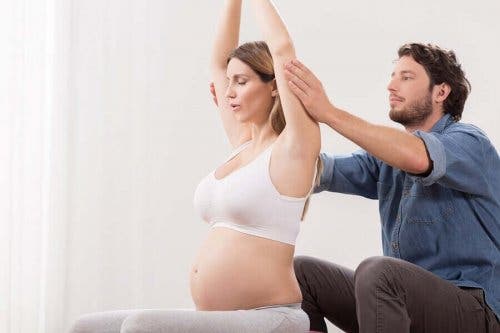 Egzersiz yapan hamile kadın