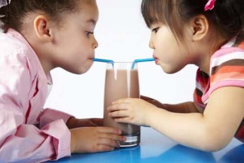 çikolatalı smoothie içen çocuklar