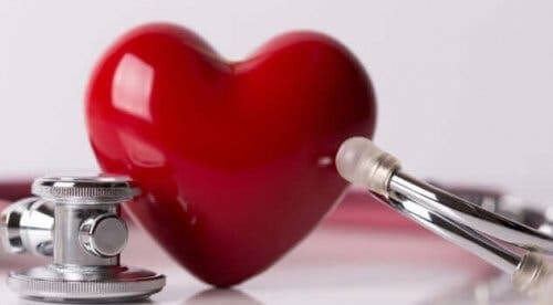 Etrafında stetoskop olan bir kalp.