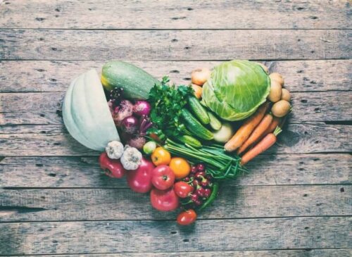 sağlıklı meyve ve sebzelerden yapılmış kalp