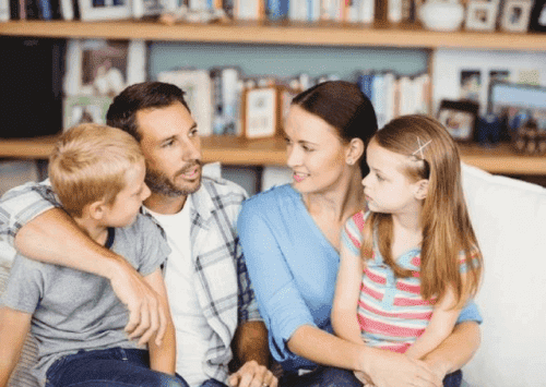 Çocukları ile hayvanlardan korkmak hakkında konuşan bir aile.
