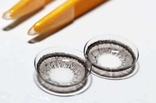 Bir masada duran bir çift renkli lens.