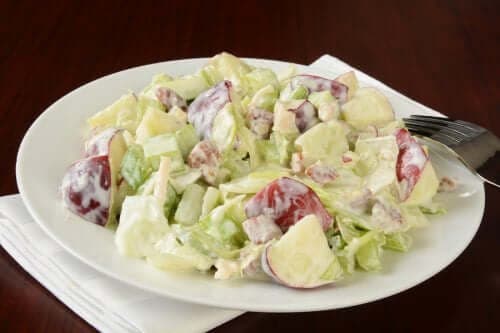 Mayonezli Waldorf salatası.