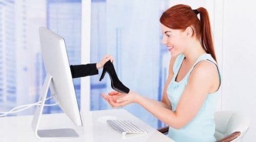 Online alışveriş yapan bir kadın.