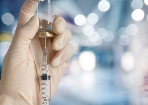 penisilin enjeksiyon eldivenli el