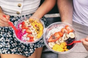Kahvaltı için Smoothie Kasesi Hazırlayın