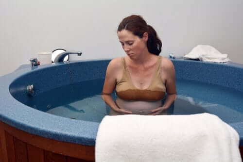 Suda doğum yapan bir kadın.