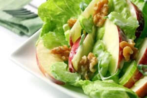 Kolay Ev Yapımı Waldorf Salatası