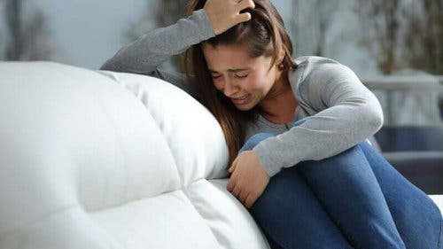 koltukta ağlayan kadın ve takıntılı düşünceler