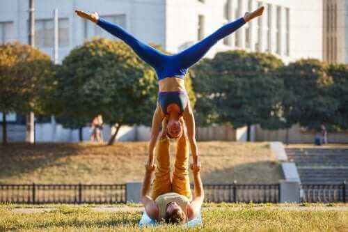 Akroyoga yapan bir çift.