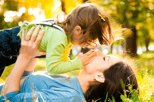 Annesini öpen bir çocuk.