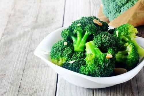 Bir kase brokoli.