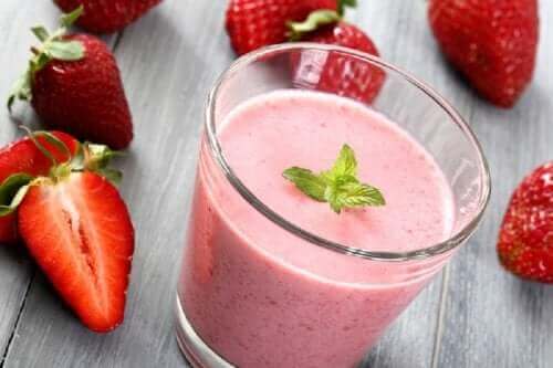 Çilekli smoothie.