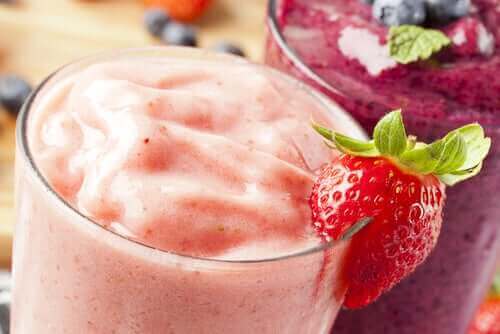 Çilek ve yaban mersini içeren smoothie.
