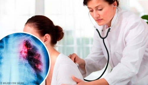 doktor akciğer dinleme kadın