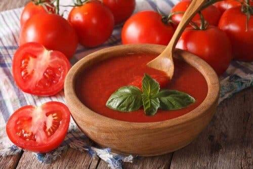 kesilmiş domates ve sebze çorbası