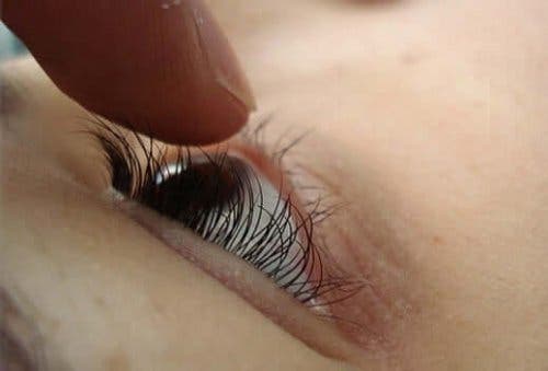 Bir göze yaklaşan bir parmak.