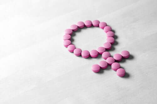 Kadın sembolü şeklinde dizilmiş hormon ilaçları.