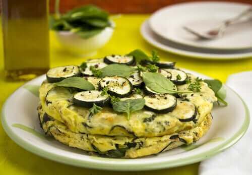 Bir tabak kabaklı omlet.