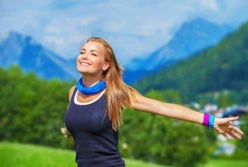 Doğanın içinde topraklama yapan bir kadın.