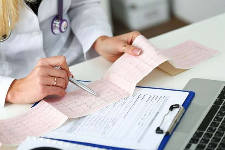 Kalp ritim sonucunu kontrol eden doktor