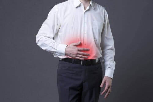 karnını tutan adam