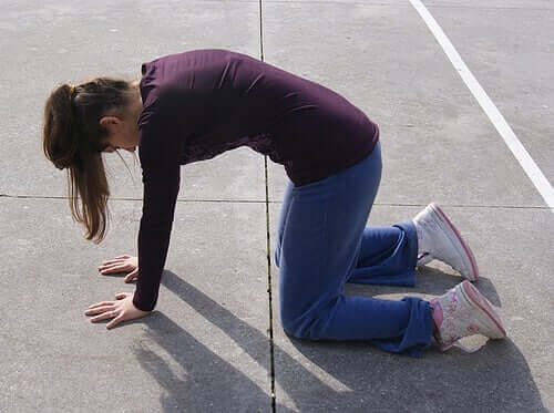 Kedi esnemesi yapan bir kişi.