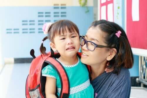 Okulun ilk gününde ağlayan bir kız çocuğu.