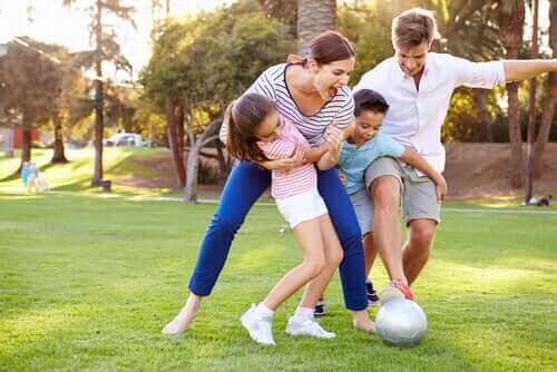 Birlikte oyun oynayan bir aile.