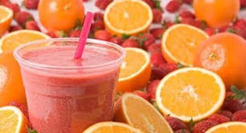 Portakal ve çilekle yapılmış bir smoothie.