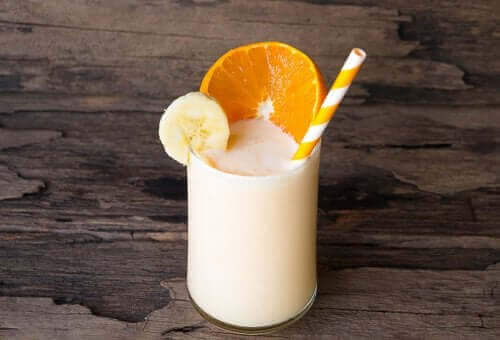 Portakal ve muz ile yapılmış yoğurtlu smoothie.