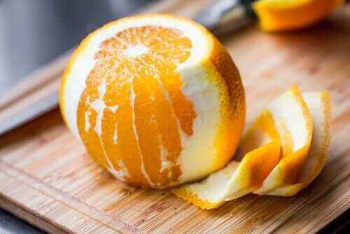 Yarısı soyulmuş bir portakal.