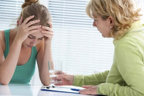 düşünceli kadın masaya bakıyor