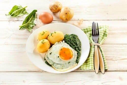 tabakta yumurtalar ve kahvaltı