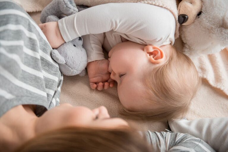 Çocukların Anneleriyle Birlikte Uyuması İyi mi?