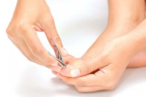 Ayak tırnaklarınızı keserken dikkatli olmalı, köşeleri kesmekten kaçınmalısınız. 
