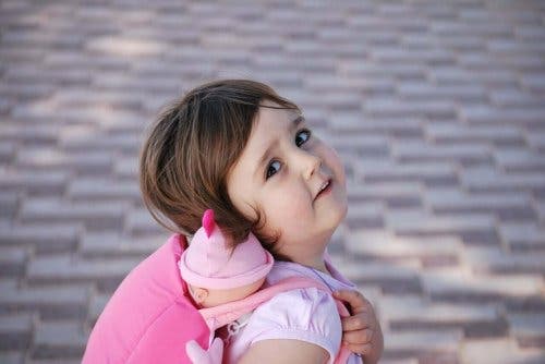 Çocuğunuzun yürümeyi öğreneceği alanın güvenli olduğundan emin olun.