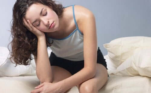 Besin eksikliği yaşayan bir kadın.