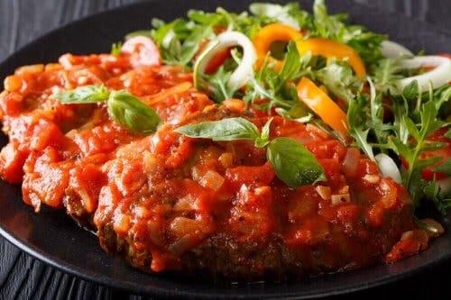 Biftek Napoliten, napoliten sosla, yani domates sosu ile servis edilir. 