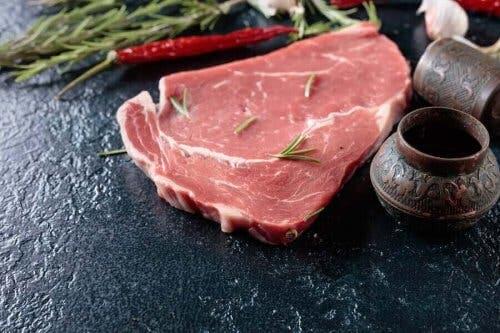 Biftek napoliten tarifi farklı türde etlerle de uygulanabilir.