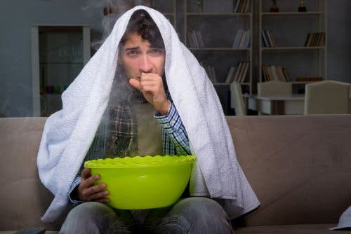 Buhar tedavisi yapan bir adam.